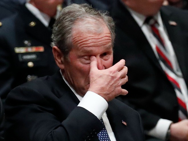 Hình ảnh nghẹn ngào: Vĩnh biệt cha, cựu TT Bush con không kìm được cảm xúc, khóc nức nở  - Ảnh 16.