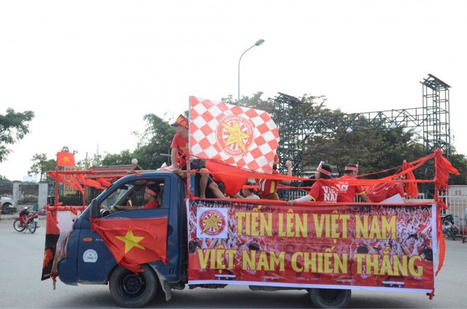 Vượt hơn 1000km, chàng trai 26 tuổi cắt tóc chất hết nấc in hình HLV Park Hang-seo cổ vũ động tuyển Việt Nam - Ảnh 1.