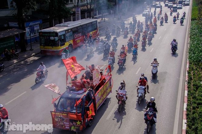 CĐV đốt pháo sáng, diễu hành trước trận Việt Nam - Philippines - Ảnh 2.