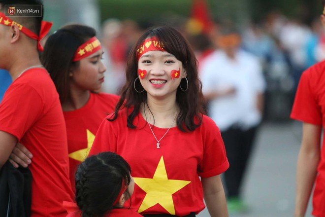 Loạt fan girl xinh xắn chiếm sóng tại Mỹ Đình trước trận bán kết Việt Nam - Philippines - Ảnh 11.