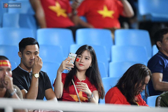 Loạt fan girl xinh xắn chiếm sóng tại Mỹ Đình trước trận bán kết Việt Nam - Philippines - Ảnh 19.