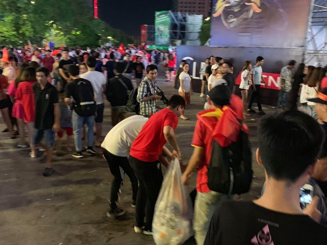 Hành động đẹp nhất đêm nay: Bạn trẻ Sài Gòn nán lại dọn rác phố đi bộ sau khi đội tuyển Việt Nam vỡ oà chiến thắng - Ảnh 3.