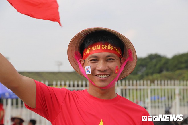 Ảnh: CĐV đến sớm cổ vũ tuyển Việt Nam đá bán kết lượt về AFF Cup 2018 - Ảnh 4.