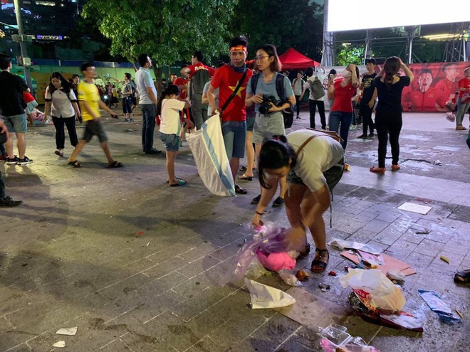 Hành động đẹp nhất đêm nay: Bạn trẻ Sài Gòn nán lại dọn rác phố đi bộ sau khi đội tuyển Việt Nam vỡ oà chiến thắng - Ảnh 5.