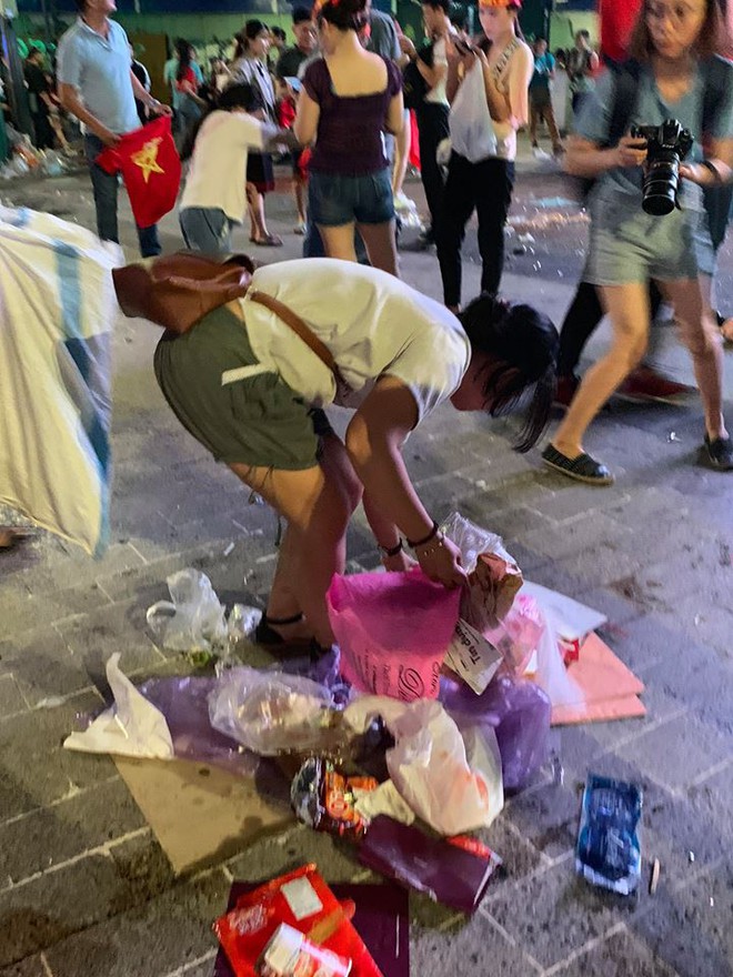 Hành động đẹp nhất đêm nay: Bạn trẻ Sài Gòn nán lại dọn rác phố đi bộ sau khi đội tuyển Việt Nam vỡ oà chiến thắng - Ảnh 6.