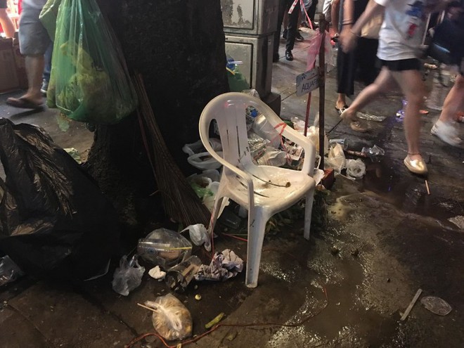 Hành động đẹp nhất đêm nay: Bạn trẻ Sài Gòn nán lại dọn rác phố đi bộ sau khi đội tuyển Việt Nam vỡ oà chiến thắng - Ảnh 7.