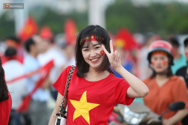 Loạt fan girl xinh xắn chiếm sóng tại Mỹ Đình trước trận bán kết Việt Nam - Philippines - Ảnh 9.