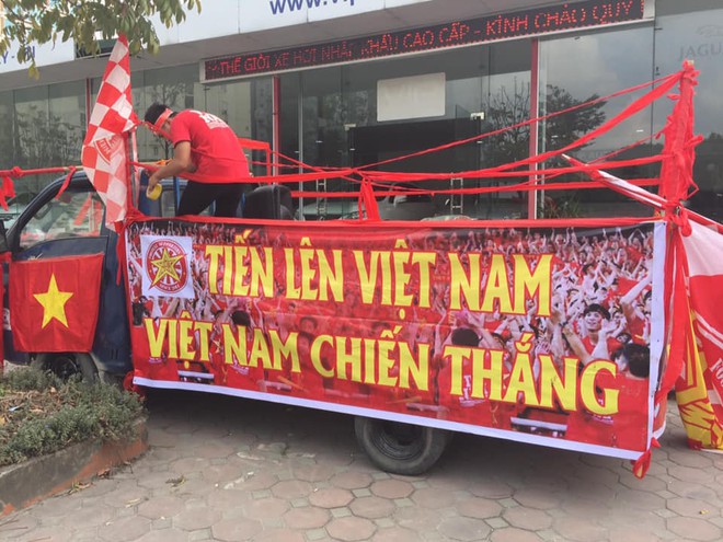 Cổ động viên lái siêu xe mui trần diễu hành quanh hồ Hoàn Kiếm trước trận bán kết - Ảnh 1.