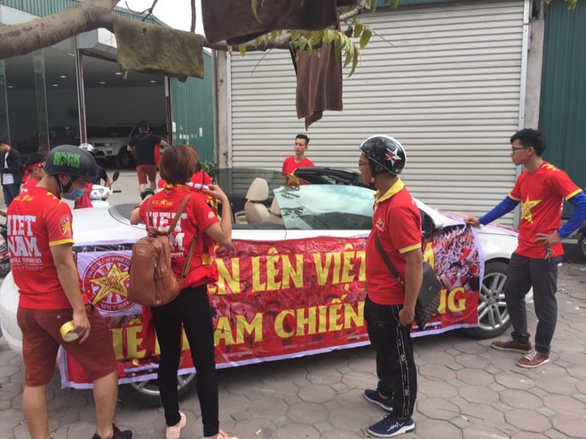 Cổ động viên lái siêu xe mui trần diễu hành quanh hồ Hoàn Kiếm trước trận bán kết - Ảnh 2.