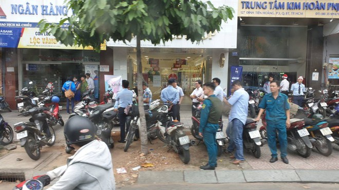 Vụ thanh niên cầm súng cướp ngân hàng ở Sài Gòn: Nghi có một cô gái là đồng phạm - Ảnh 1.