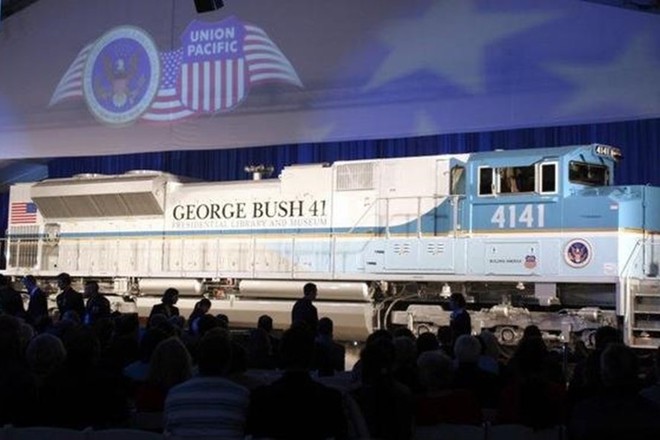 Linh cữu cựu Tổng thống George HW Bush đi tàu về nơi an nghỉ cuối cùng - Ảnh 1.