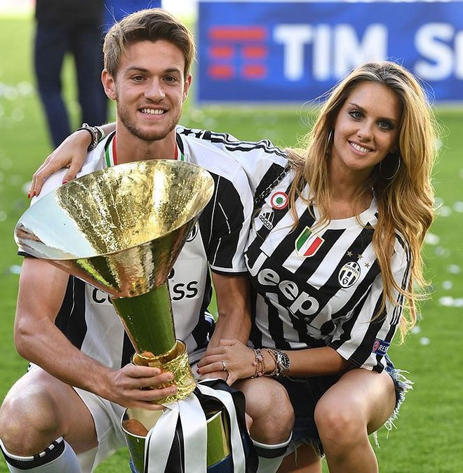 Ngắm cô bạn gái nổi tiếng của sao Juventus - Ảnh 1.