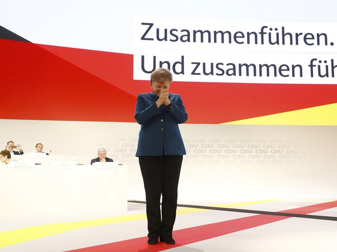 Thời khắc huy hoàng của Thủ tướng Merkel: Cả khán phòng đồng loạt đứng dậy, vỗ tay rền vang trong 8 phút - Ảnh 1.