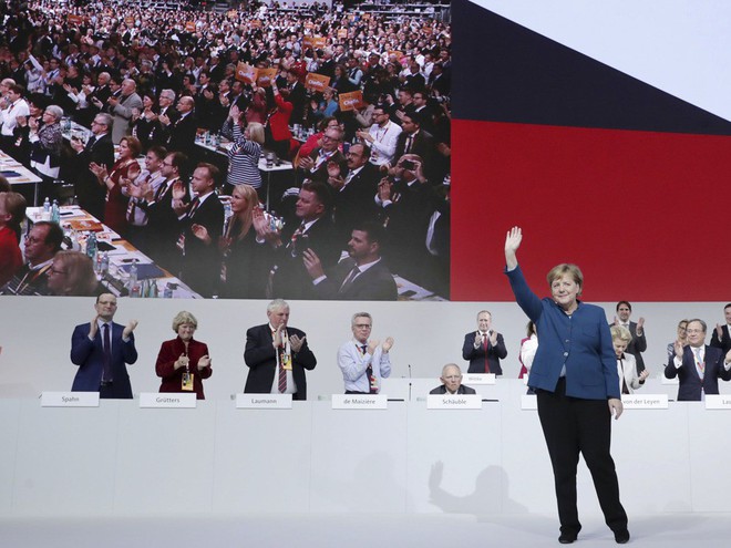 Thời khắc huy hoàng của Thủ tướng Merkel: Cả khán phòng đồng loạt đứng dậy, vỗ tay rền vang trong 8 phút - Ảnh 4.