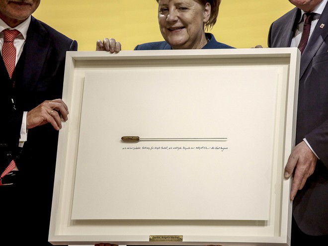 Thời khắc huy hoàng của Thủ tướng Merkel: Cả khán phòng đồng loạt đứng dậy, vỗ tay rền vang trong 8 phút - Ảnh 9.