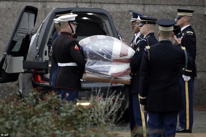 Cận cảnh lễ chôn cất cố Tổng thống George H.W. Bush - Ảnh 2.