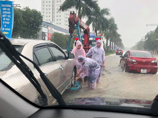 Mưa cực lớn tại Nghệ An, đường phố thành Vinh ngập sâu trong nước - Ảnh 3.