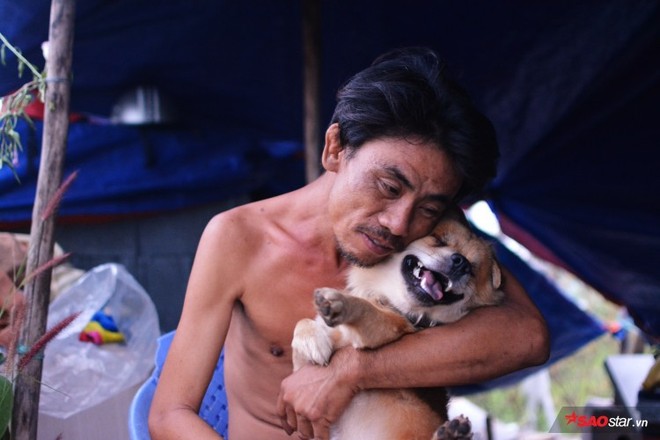 Chú chó mù may mắn trở về với anh đánh giày câm: O mừng lắm, còn tổ chức lễ thành hôn cho chúng nó - Ảnh 3.