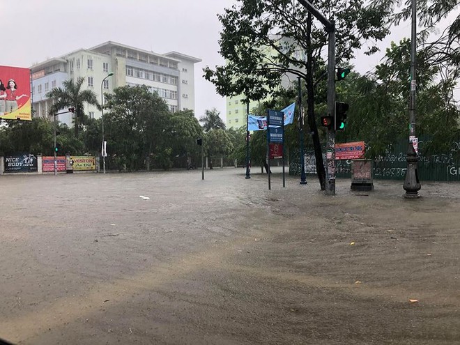 Mưa cực lớn tại Nghệ An, đường phố thành Vinh ngập sâu trong nước - Ảnh 5.