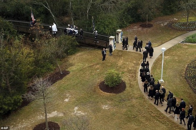 Cận cảnh lễ chôn cất cố Tổng thống George H.W. Bush - Ảnh 6.