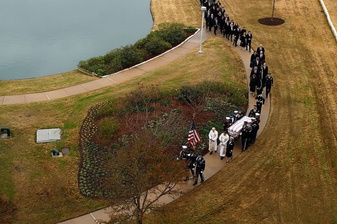 Cận cảnh lễ chôn cất cố Tổng thống George H.W. Bush - Ảnh 7.