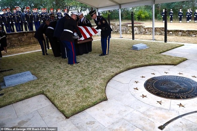 Cận cảnh lễ chôn cất cố Tổng thống George H.W. Bush - Ảnh 8.