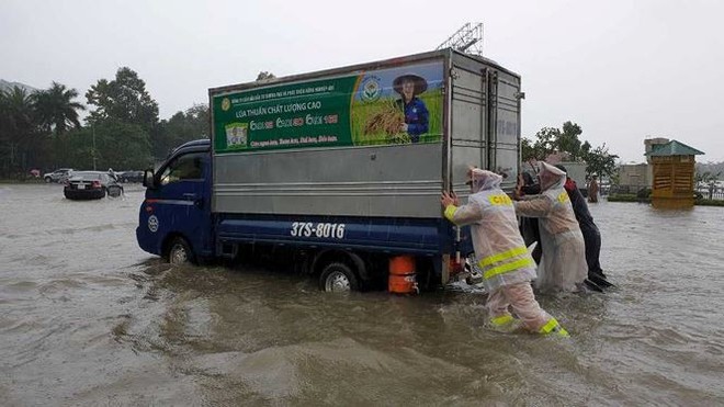 Công an đội mưa khuân hàng giúp tiểu thương chợ Vinh - Ảnh 9.