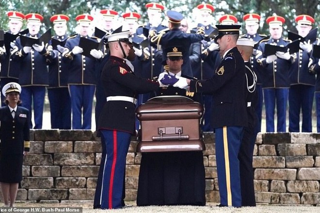 Cận cảnh lễ chôn cất cố Tổng thống George H.W. Bush - Ảnh 9.