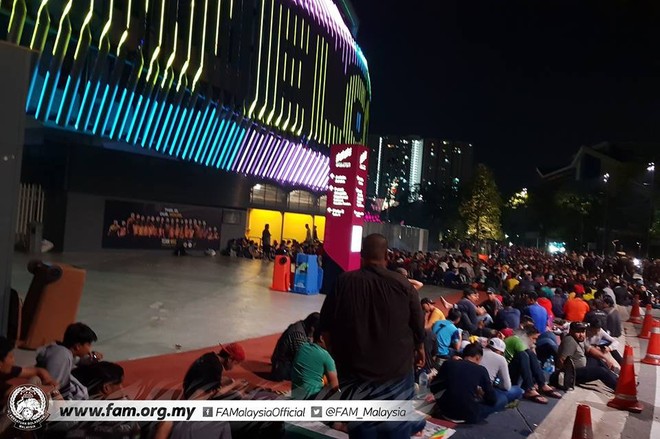 Không hề kém fan Việt, đội quân vàng Malaysia vây kín Bukit Jalil ngay từ lúc nửa đêm - Ảnh 1.