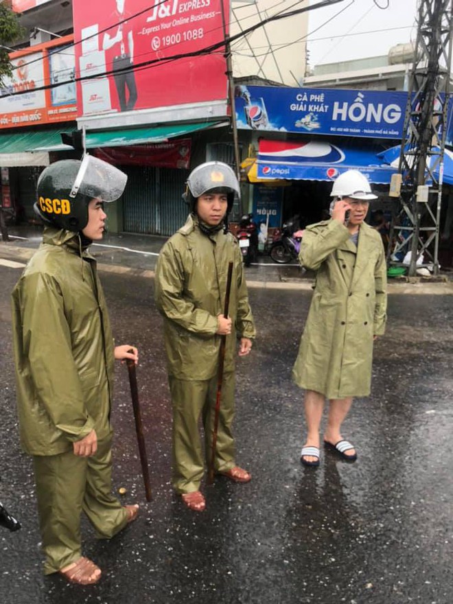 24 giờ Đà Nẵng hỗn loạn trong mưa ngập - Ảnh 5.