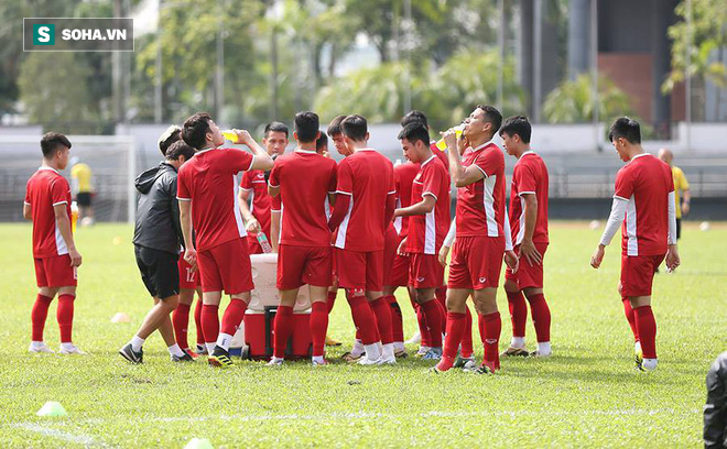 Thầy Park trầm ngâm, sao VN thi nhau bổ sung nước vì thời tiết nắng nóng ở Malaysia - Ảnh 6.