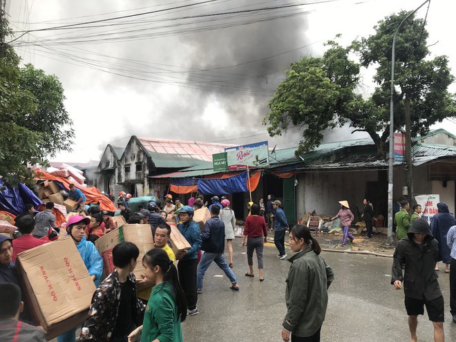 Cháy kinh hoàng ở chợ Vinh, hàng nghìn người và công an mướt mồ hôi cứu hàng - Ảnh 7.