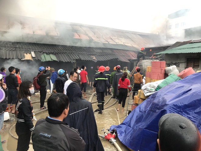 Cháy kinh hoàng ở chợ Vinh, hàng nghìn người và công an mướt mồ hôi cứu hàng - Ảnh 6.