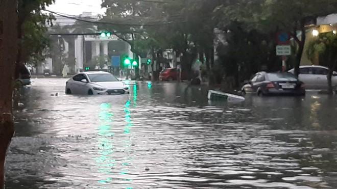 [Chùm ảnh] Sau 1 đêm mưa, Đà Nẵng ngập sâu chưa từng có trong lịch sử - Ảnh 11.