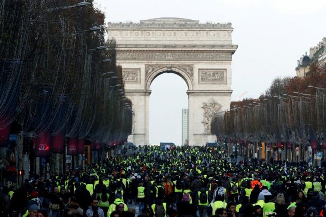 Paris của Pháp tiếp tục hỗn loạn trong đợt biểu tình thứ 4 - Ảnh 1.