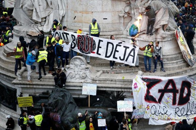 Paris của Pháp tiếp tục hỗn loạn trong đợt biểu tình thứ 4 - Ảnh 12.