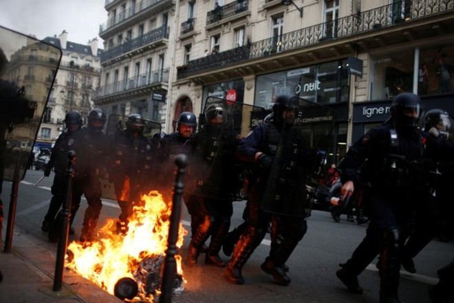 Paris của Pháp tiếp tục hỗn loạn trong đợt biểu tình thứ 4 - Ảnh 13.