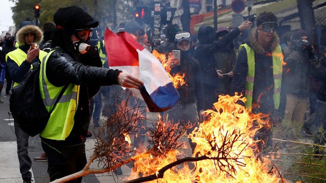 Paris của Pháp tiếp tục hỗn loạn trong đợt biểu tình thứ 4 - Ảnh 19.