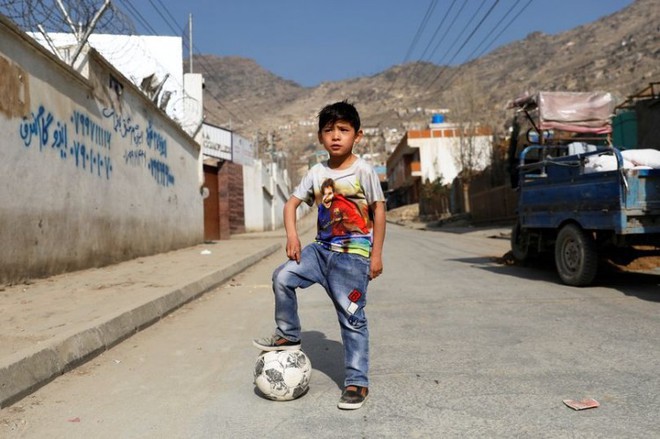 Câu chuyện buồn của cậu bé nổi tiếng với chiếc áo số 10 Messi bằng nylon - Ảnh 3.