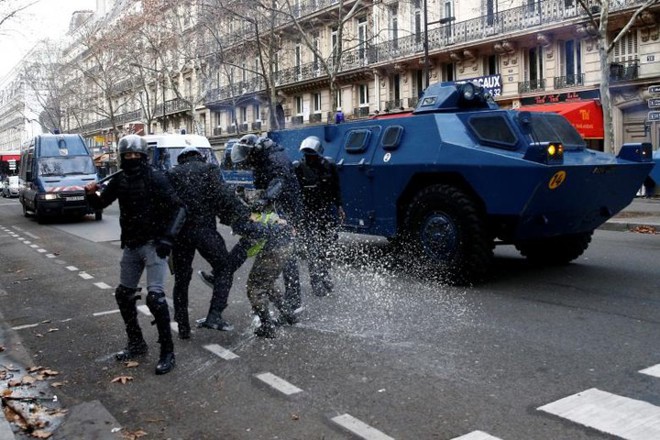 Paris của Pháp tiếp tục hỗn loạn trong đợt biểu tình thứ 4 - Ảnh 3.