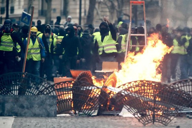 Paris của Pháp tiếp tục hỗn loạn trong đợt biểu tình thứ 4 - Ảnh 7.
