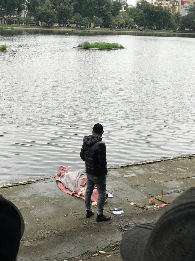 Phát hiện thi thể nam giới trên hồ Thiền Quang ngày mưa rét  - Ảnh 2.