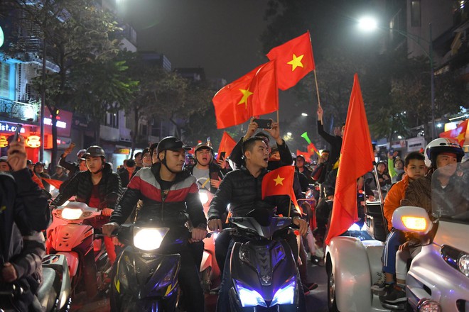 Sài Gòn, Hà Nội không ngủ để ăn mừng chiến thắng lịch sử của thầy trò Park Hang-seo - Ảnh 4.