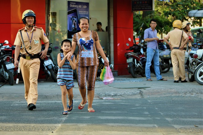 Nhiều người Sài Gòn không biết đi bộ sai luật có thể bị phạt tù đến 15 năm - Ảnh 1.