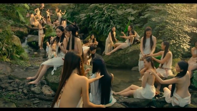 1000 mỹ nữ lưng trần nuột nà tắm suối gây mê mẩn trong phim chiếu Tết - Ảnh 2.