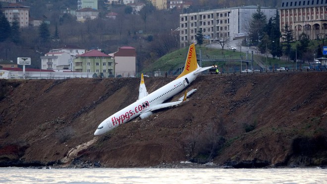 24h qua ảnh: Máy bay chở khách treo mình trên vách đá ở Thổ Nhĩ Kỳ - Ảnh 4.