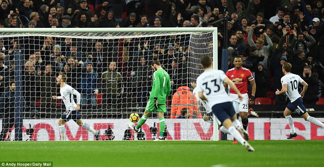 11 giây, 28 phút & 7 phút: Wembley chứng kiến ngày Man United đổ sụp đớn đau - Ảnh 3.