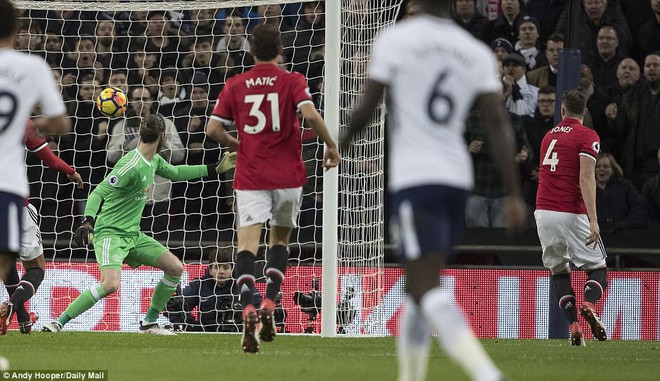 11 giây, 28 phút & 7 phút: Wembley chứng kiến ngày Man United đổ sụp đớn đau - Ảnh 13.