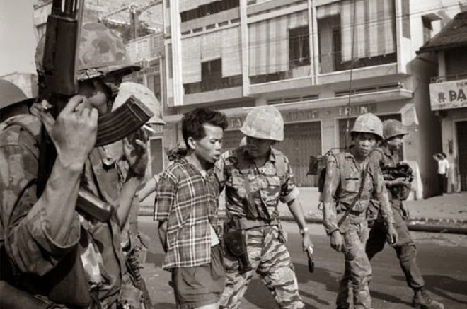 Đi tìm tung tích chiến sỹ biệt động bị Nguyễn Ngọc Loan bắn giữa phố trong bức ảnh gây sốc thế giới - Ảnh 1.