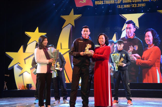 5 cầu thủ U23 Việt Nam được tặng biểu tượng Thánh Gióng - Ảnh 1.